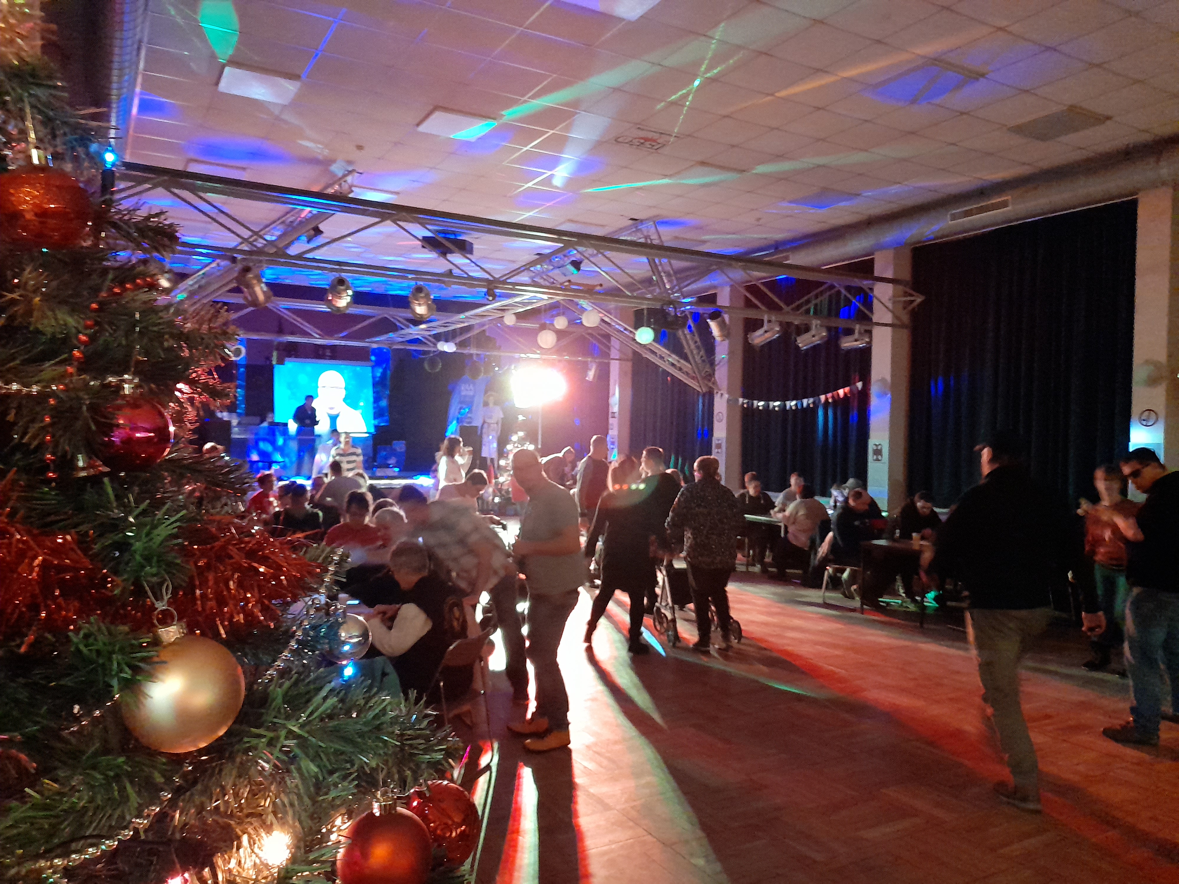 Weihnachtlicher Tanzabend im Ossi